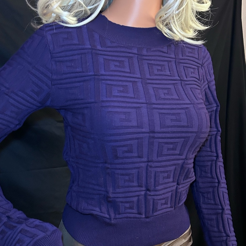 “Greek key" Pattern solid round neck sweater - Picture 7 of 16